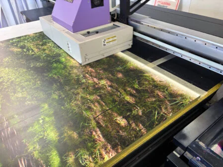 Detailaufnahme von Folienmaterial und Druckqualität