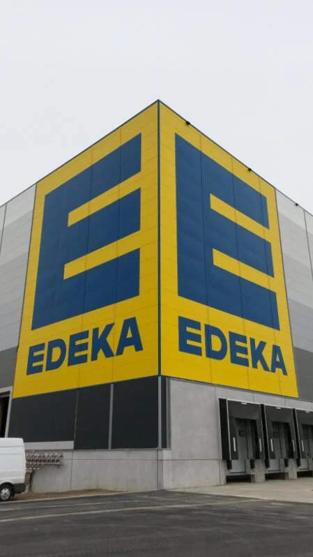 Leuchtwerbung an einer Gebäudefassade bei Dämmerung