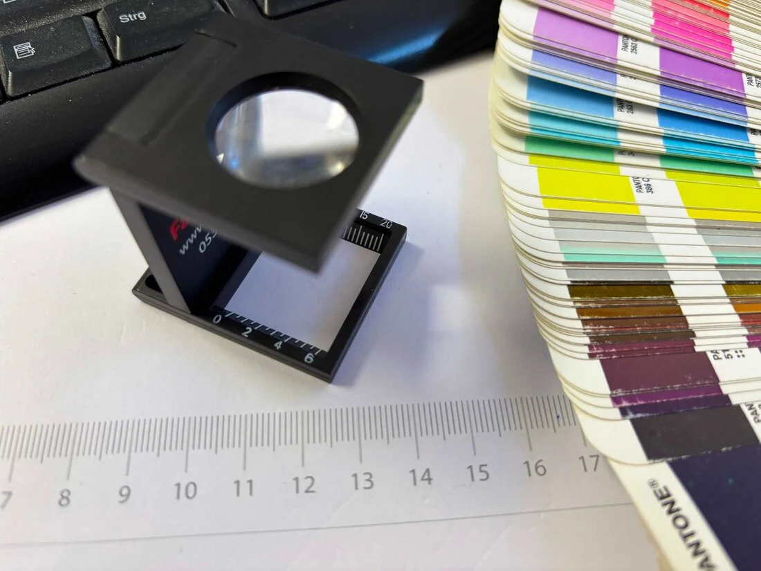 Grafiker am Bildschirm bei der Datenprüfung